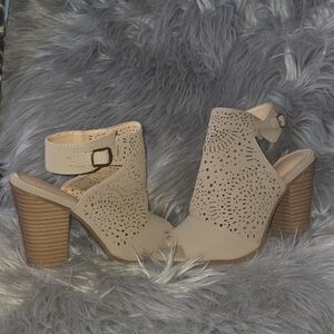 Shoe Dazzle Neutral Taupe Laser-Cut Block Heel Sandals